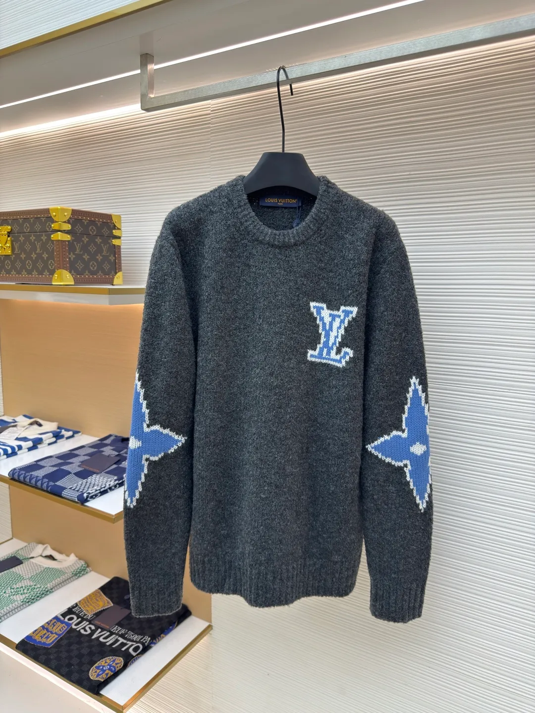LOUIS VUITTON ski clover sweater ●Authentic product: purchased and developed for 12800 ●Item number: 1680305-A85 ●Fabric: wool blended fabric ●Technology: knitting ●Version: fitted version ●Weight: about 580 grams ●Size: XS-S-M-L ●Description: The wool is colored and dyed according to the 1:1 ratio of the original loop yarn. It is woven using a German 3.5G imported machine. The wool is hanged with a single-sided intarsia structure based on the original version. The flower pattern intarsia of the entire dress requires a full 16 sand spits. It is extremely heavy-duty, and the wool is put on the machine. It took two days to adjust the machine before it could be installed on a machine. There were 4 wools in a single spit and 64 wools in 16 spits. The threads were densely packed. One machine could only knit 4 pieces of clothing a day. If the wool for 1,000 pieces of clothing was prepared, it was estimated that it could only produce 800 finished products. The scrap rate was extremely high. The overall wiring is straight and delicate, the fabric is comfortable and soft, and the color is consistent without color difference. It can be matched with the same style to create a fashionable look and control various occasions. Customized accessories, complete with three standards, same style for men and women!